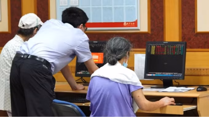 Các nhà đầu tư xem màn hình máy tính tại một hội trường chứng khoán vào ngày 13 tháng 7 năm 2020 ở Nam Kinh, tỉnh Giang Tô, Trung Quốc. Ảnh: Getty Images.