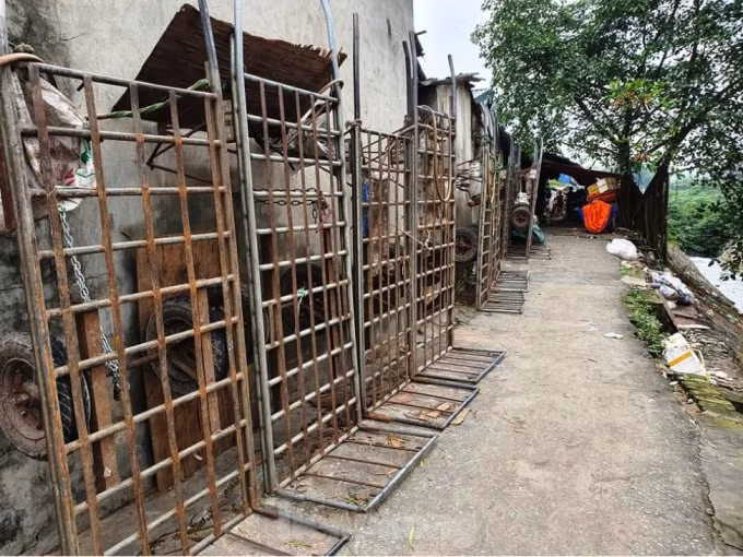 Xóm trọ trên bãi sau chợ Long Biên (phường Phúc Xá, Hoàn Kiếm). Trong xóm, dàn xe kéo, xe chở hàng dựng lưng vào tường, chờ ngày hết giãn cách (Ảnh: Đức Anh).