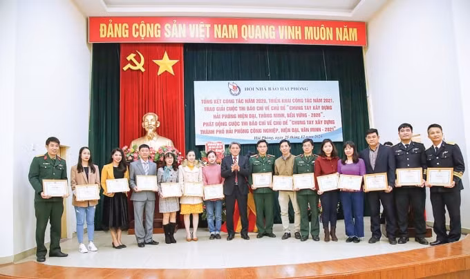 Lãnh đạo Hội Nhà báo Hải Phòng tặng Giấy khen cho các hội viên có thành tích xuất sắc trong hoạt động báo chí năm 2020. Ảnh: NVCC
