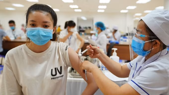 Công nhân cũng sẽ được ưu tiên tiêm vaccine. Ảnh TL
