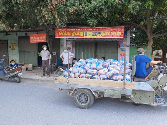 Các tổ Covid cộng đồng chia thành từng phần quà, hằng ngày sử dụng xe ba gác, xe máy… mang tới tận cửa trao cho từng hộ dân.