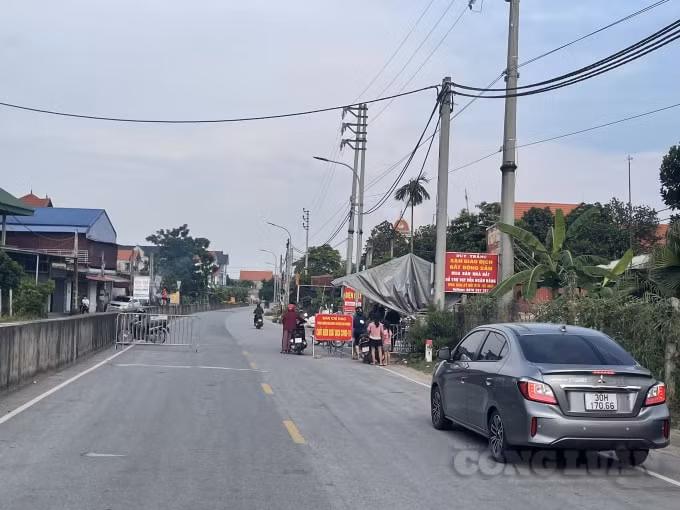 Các chốt kiểm dịch hoạt động 24/24 tại nhiều địa bàn liên xã, liên huyện. Ảnh: Hoàng Dương