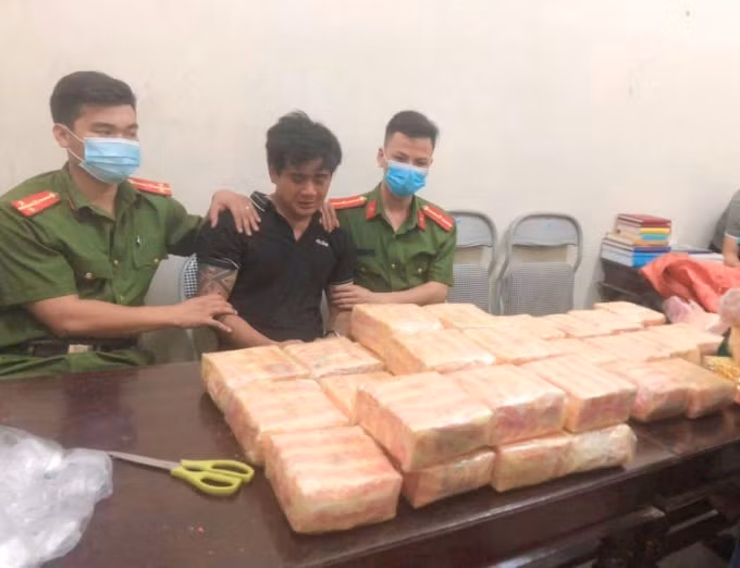 Đối tượng Phạm Minh Đức cùng tang vật bị thu giữ.