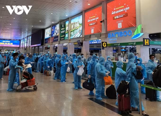 Công dân được đưa đón về quê thể hiện tinh thần “tương thân tương ái”, “tình làng nghĩa xóm” giúp nhau trong khó khăn.