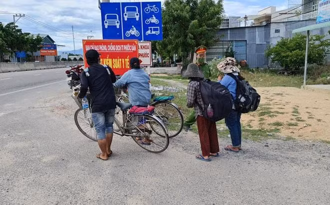 Bốn mẹ con ở Nghệ An đi xe đạp từ Đồng Nai về quê.