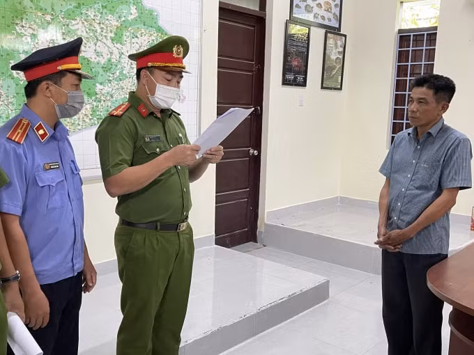 Cán bộ Công an đọc lệnh bắt đối tượng Hoàng Công Ý. Ảnh: ĐLO