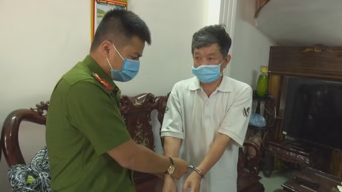 Nguyên giám đốc Nguyễn Văn Vọng bị bắt giữ tại nhà. Ảnh: Báo Đắk Lắk