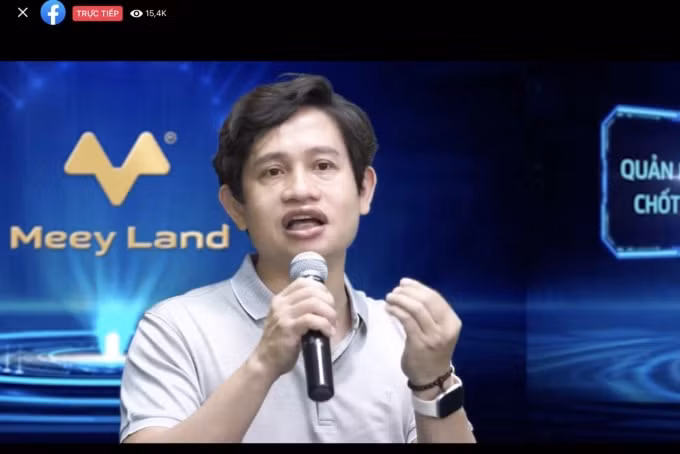 Ông Hoàng Mai Chung trả lời các thắc mắc của người xem livestream.