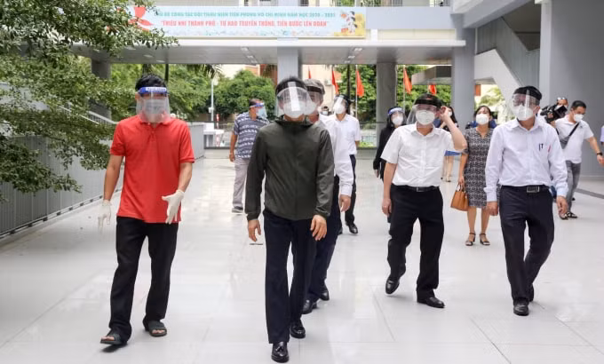 Phó thủ tướng Vũ Đức Đam đi thị sát tại quận 10. Ảnh: T.L.
