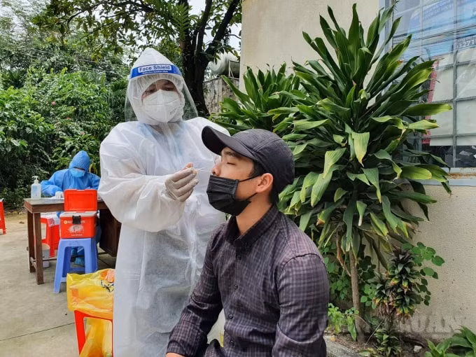 Lấy mẫu xét nghiệm Covid-19 cho công nhân trong Khu công nghiệp.