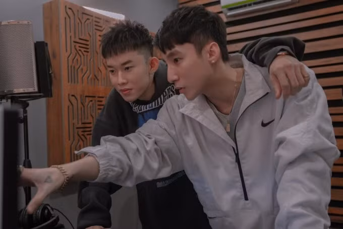 Hai cái tên Kay Trần và Sơn Tùng vẫn đang đủ tạo nên hiệu ứng cho sản phẩm mới.