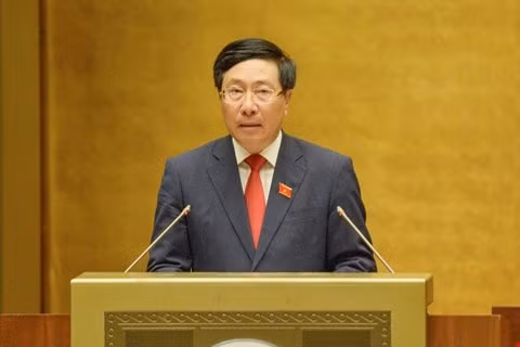 Phó Thủ tướng Phạm Bình Minh trình bày Báo cáo về đánh giá kết quả thực hiện kế hoạch phát triển KT-XH tại phiên họp.