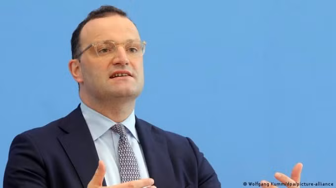 Bộ trưởng Y tế Jens Spahn trong cuộc họp báo ở Berlin. Ảnh: DPA