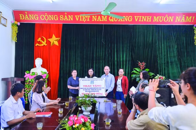 Hội Nhà báo TP. Hà Nội đã thăm và trao tặng quà tại điểm Trường Mầm non Sùng Phài (xã Sùng Phài, TP. Lai Châu, tỉnh Lai Châu).