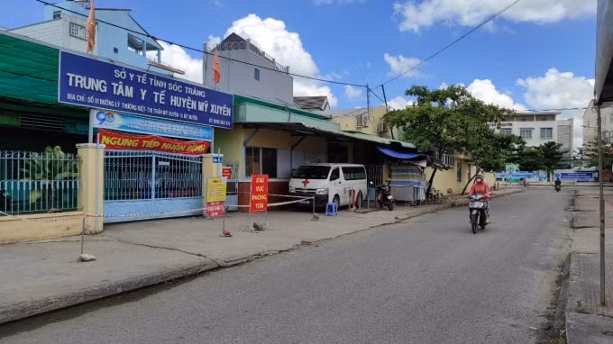 Trung tâm Y tế huyện Mỹ Xuyên bị phong tỏa sau khi phát hiện trường hợp dương tính Covid-19. (Ảnh Công an Sóc Trăng)