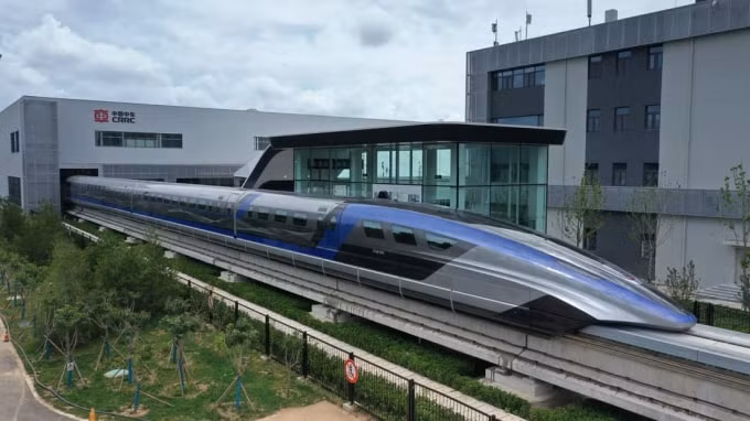 Tàu cao tốc có thể đạt tốc độ 600 km một giờ đã ra mắt lần đầu tiên tại Thanh Đảo, Trung Quốc. Ảnh: CNN