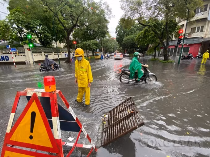 Khu vực Hà Nội trong ngày 22/7 nhiều mây, sáng có lúc có mưa rào và dông, chiều và đêm có mưa, mưa vừa và dông. Trong mưa dông có khả năng xảy ra lốc, sét và gió giật mạnh. Nhiệt độ thấp nhất 25 - 27 độ C. Nhiệt độ cao nhất 30 - 33 độ C.