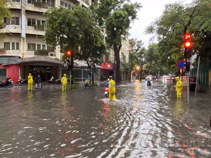 Vào khoảng 16h30’ chiều 22/7, nhiều người dân lưu thông trên các tuyến phố của Hà Nội phải bật đèn do trời bất ngờ tối sầm. Ngay sau đó, trận mưa lớn khiến một số tuyến phố trong nội thành Hà Nội rơi vào ngập úng đúng giờ tan tầm.