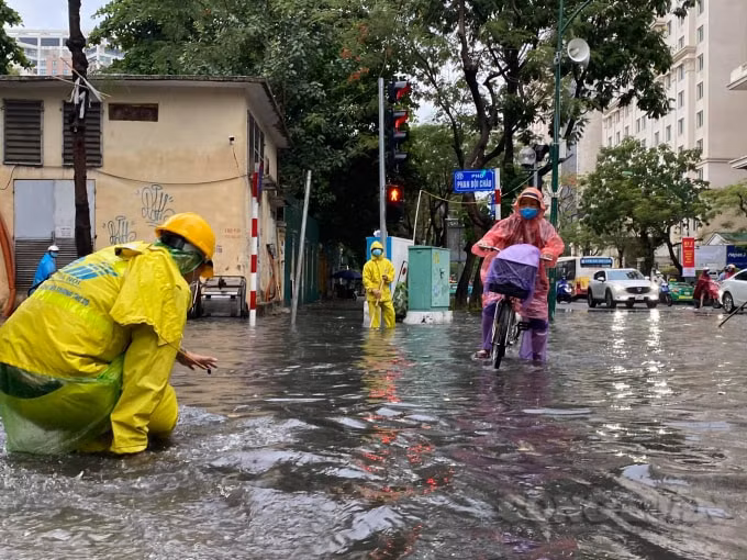Nước ngập sâu khoảng 50cm, khiến cho nhiều phương tiện di chuyển khó khăn.