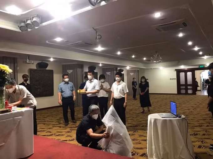 Thứ trưởng Nguyễn Trường Sơn đến động viện nữ sinh Dương Thị Anh (ảnh TL).
