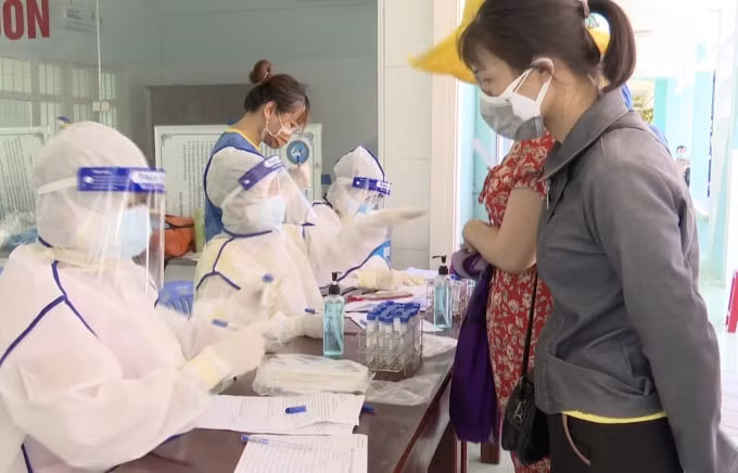 Lực lượng chức năng lấy mẫu xét nghiệm Covid-19 trên địa bàn tỉnh Phú Yên. (Ảnh: thanhnien)