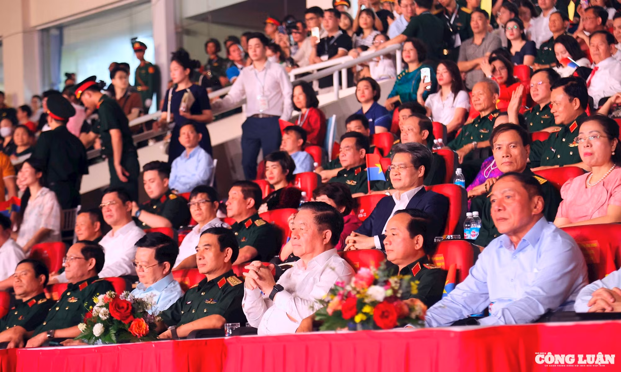 Tới dự chương trình có các đồng chí: Nguyễn Trọng Nghĩa, Ủy viên Bộ Chính trị, Bí thư Trung ương Đảng, Trưởng ban Tuyên giáo và Dân vận Trung ương; Đại tướng Phan Văn Giang, Ủy viên Bộ Chính trị, Phó bí thư Quân ủy Trung ương, Bộ trưởng Bộ Quốc phòng; Thượng tướng Trịnh Văn Quyết, Bí thư Trung ương Đảng, Ủy viên Thường vụ Quân ủy Trung ương, Chủ nhiệm Tổng cục Chính trị Quân đội nhân dân Việt Nam...