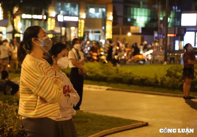 hang ngan nguoi den pho di bo nguyen hue tp hcm cho don thoi khac nam moi 2022 hinh 14