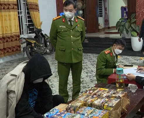 bat doi tuong mua hon 30 kg phao no ve ban kiem loi hinh 1
