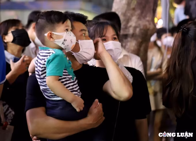 dong duc nguoi dan tphcm hao hung chao don le hoi countdown tren pho di bo hinh 3
