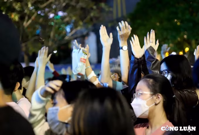 dong duc nguoi dan tphcm hao hung chao don le hoi countdown tren pho di bo hinh 12