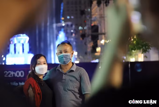 hang ngan nguoi den pho di bo nguyen hue tp hcm cho don thoi khac nam moi 2022 hinh 10