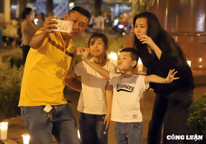 hang ngan nguoi den pho di bo nguyen hue tp hcm cho don thoi khac nam moi 2022 hinh 15