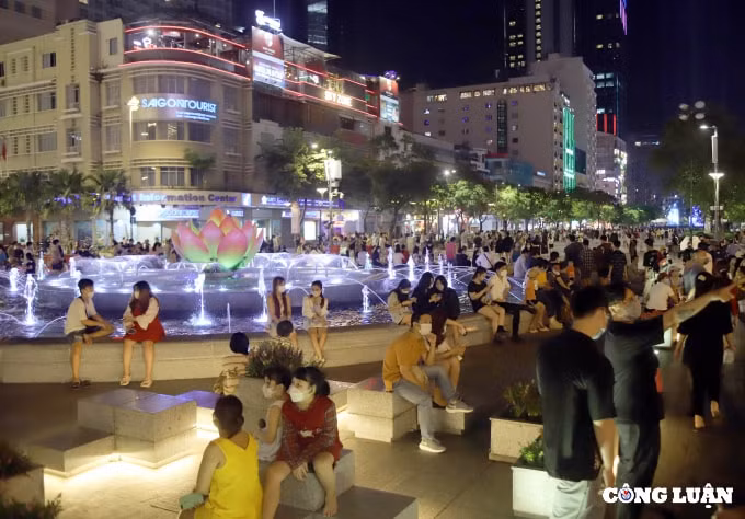 hang ngan nguoi den pho di bo nguyen hue tp hcm cho don thoi khac nam moi 2022 hinh 6