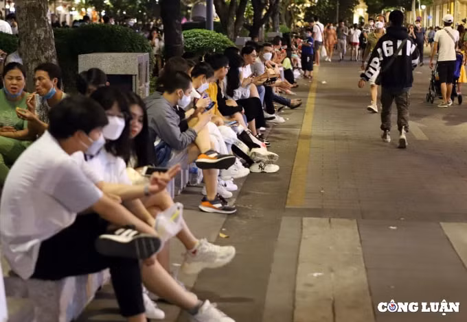 dong duc nguoi dan tphcm hao hung chao don le hoi countdown tren pho di bo hinh 2