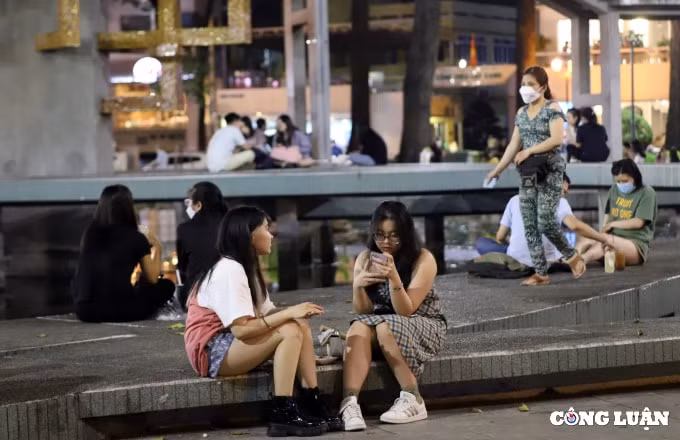 hang ngan nguoi den pho di bo nguyen hue tp hcm cho don thoi khac nam moi 2022 hinh 16