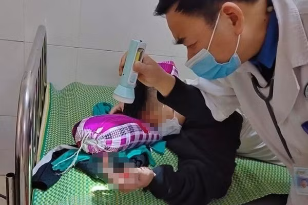 dien thoai phat no khi sac pin nam sinh ha tinh bi dap nat ban tay hinh 1