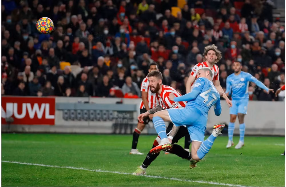 man city de bep brentford o vong 20 ngoai hang anh 2020 21 hinh 7