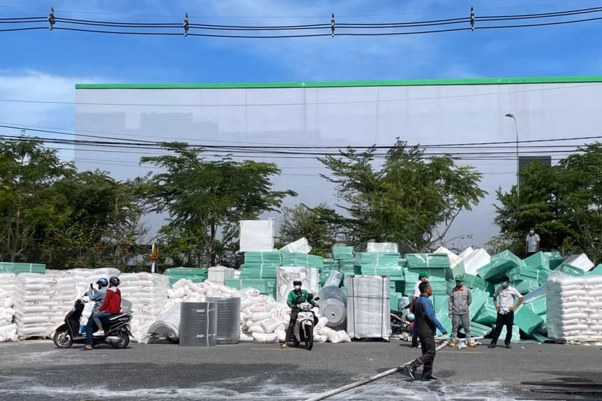 hoa hoan thieu rui gan 3000 m2 nha xuong cua mot cong ty o tphcm hinh 2