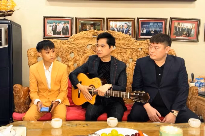 ho van cuong xuat hien ben bau thuy va ngoc son giong ca nhi sap quay tro lai showbiz hinh 1