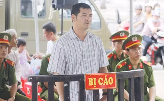 Đối tượng Hưng từng bị TAND TP. Bà Rịa tuyên phạt 2 năm tù về tội “Làm giả con dấu, tài liệu của cơ quan, tổ chức”.