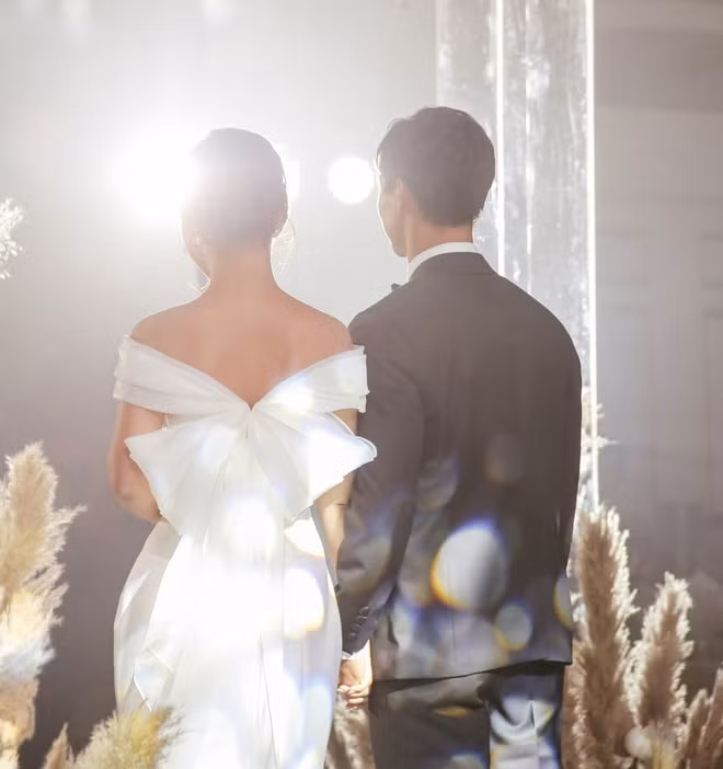 Những hình ảnh hiếm hoi trong đám cưới của cặp đôi trai tài gái sắc.