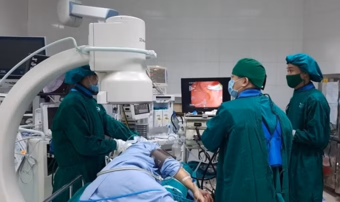 Can thiệp nội soi tụy mật ngược dòng (ERCP) tại Bệnh viện Bãi Cháy. Ảnh: B.V
