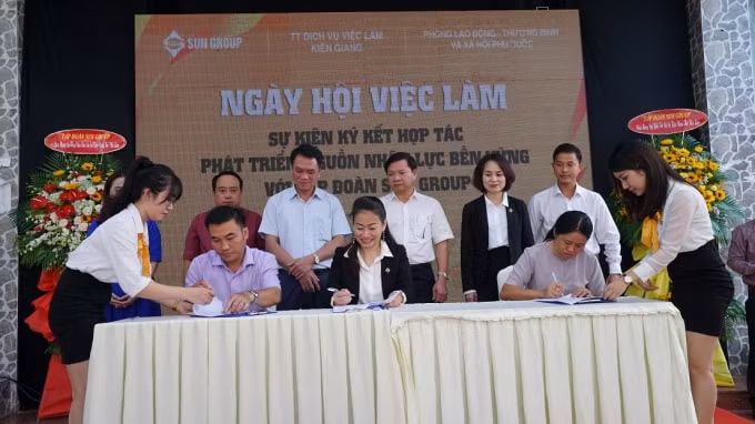 Lễ ký kết hợp tác thỏa thuận phát triển nguồn nhân lực.