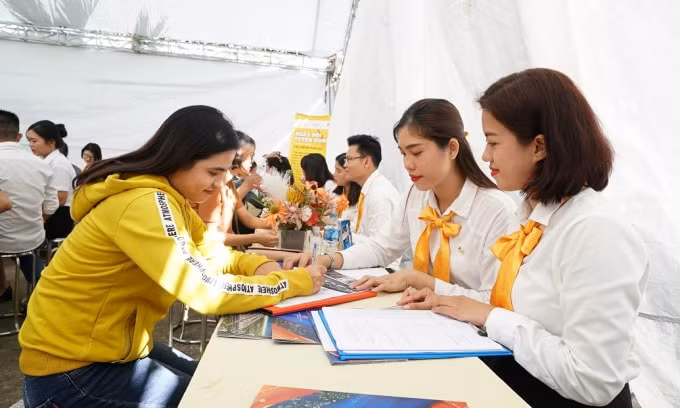 Người lao động ứng tuyển tại Ngày hội việc làm do Tập đoàn Sun Group phối hợp với Trung tâm DVVL Kiên Giang tổ chức.