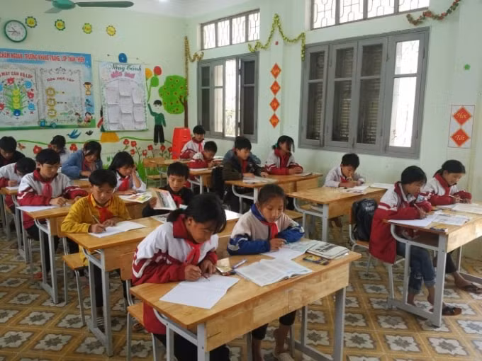 Trường PTDTBT THCS Phăng Sô Lin huyện Sìn Hồ được đầu tư bàn ghế học sinh và đồ dùng bán trú cho học sinh ở bán trú.