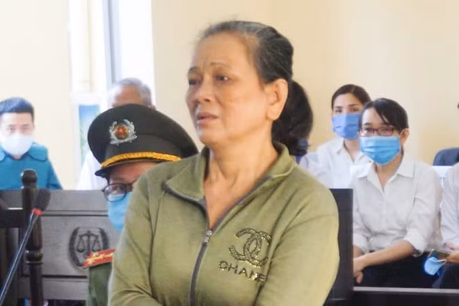 Bị cáo tỏ ra ăn năn, hối hận về hành vi của mình với mẹ ruột. Ảnh: Zingnews.vn
