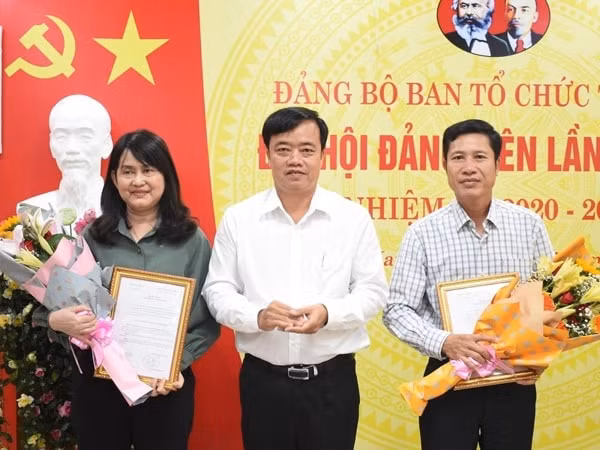 Bà Huỳnh Thị Thanh Loan và ông Trần Hữu Phước nhận Quyết định từ Ban Thường vụ Tỉnh ủy Cà Mau. Ảnh: Văn phòng Tỉnh ủy Cà Mau