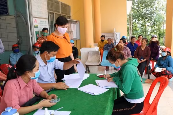 Bộ Kế hoạch và Đầu tư đề xuất hỗ trợ trực tiếp tiền thuê nhà, chi phí nuôi con dưới 6 tuổi cho người lao động có hoàn cảnh khó khăn. Ảnh minh họa