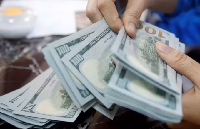 Tâm lý thận trọng của nhà đầu tư đẩy USD lao dốc. Ảnh minh họa.