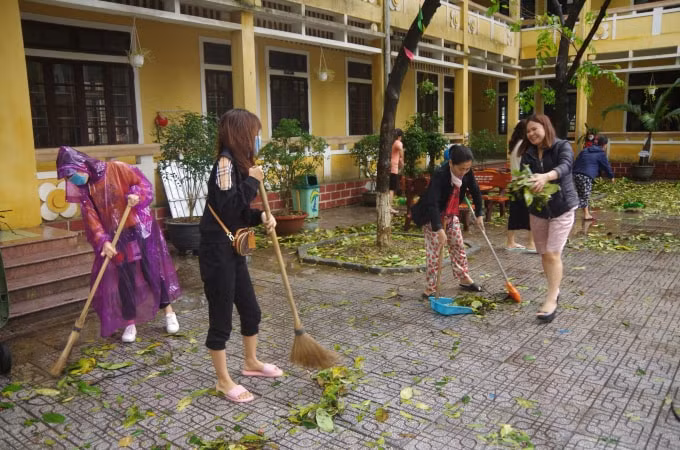 Các Thầy, cô Trường tiểu học Nguyễn Trãi tổng dọn vệ sinh sau bão 13.